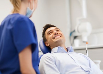 Homem sorrindo com dentista