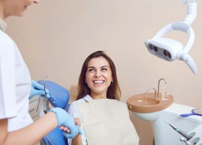 Mulher sorrindo para dentista