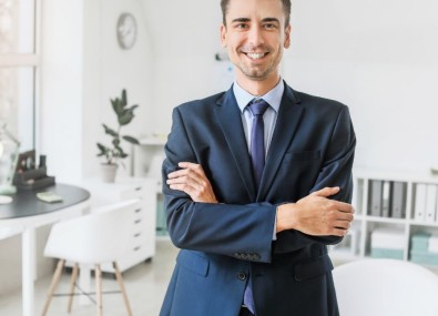 Homem com braços cruzados sorrindo