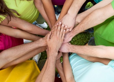 Mãos de diversas pessoas juntas