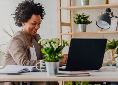 Mulher sorrindo com computador