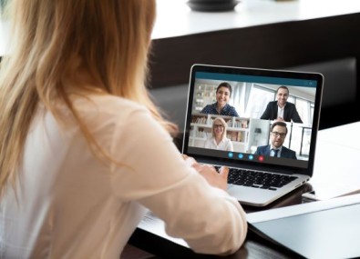 Mulher em videochamada pelo computador