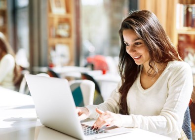 Mulher usando computador