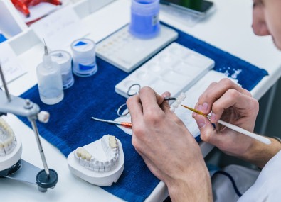 Dentista analisando dentes