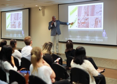 Homem apresentando palestra