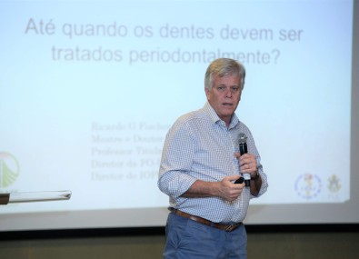 Homem apresentando palestra