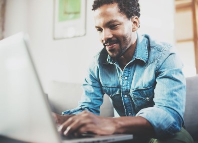 Homem mexendo no computador