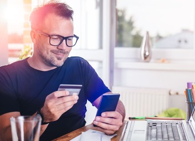 Homem com cartão e celular