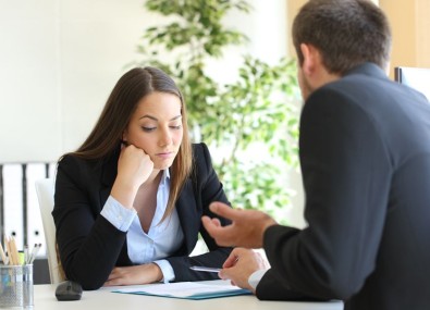 Homem conversando com mulher olhando para baixo