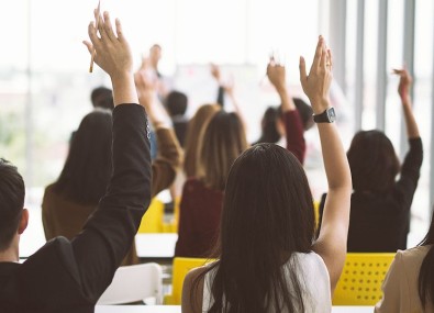 Pessoas com mãos para cima