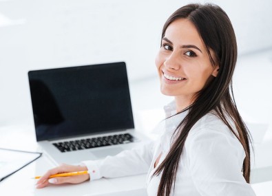 Mulher sorrindo com computador