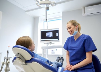 Dentista e paciente sorrindo