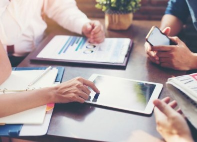 Pessoas numa mesa com tablet