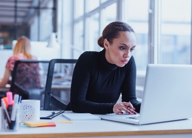 Mulher mexendo no computador