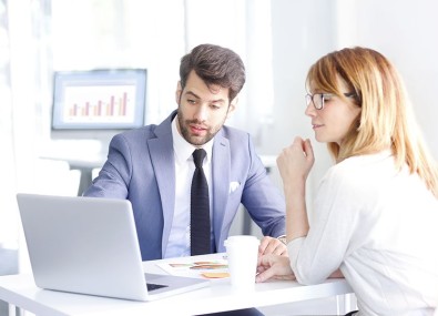 Homem e mulher olhando para o computador