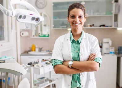 Doutora sorrindo na sala do consultório