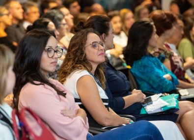 Mulheres assistindo