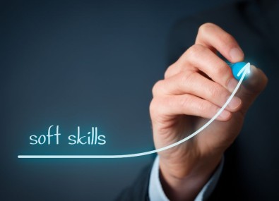 Homem desenhando linha indo para cima, escrito "soft skills"