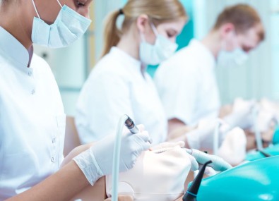 Doutoras fazendo exame em pacientes