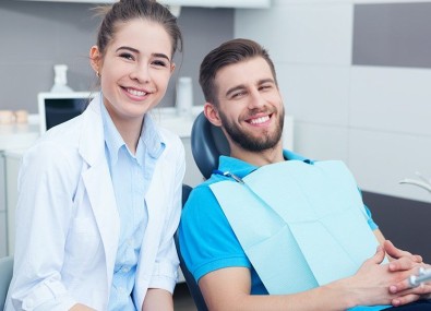 Médica e homem sorrindo