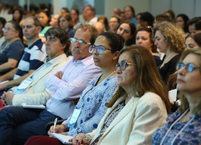 Pessoas assistindo palestra