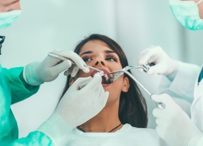 Mulher realizando exame no dentista