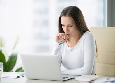 Mulher olhando o computador