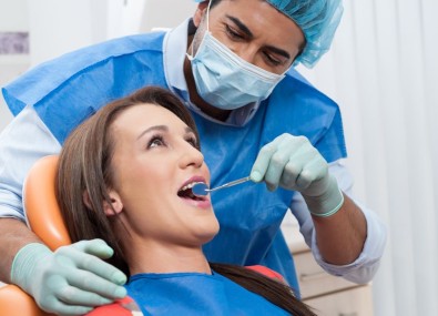 Dentista e paciente realizando exame