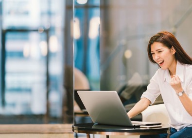 Mulher sorrindo com computador