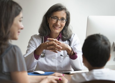 Doutora conversando com pacientes