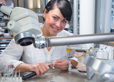 Mulher com equipamentos sorrindo