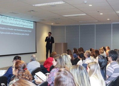 Homem fazendo palestra