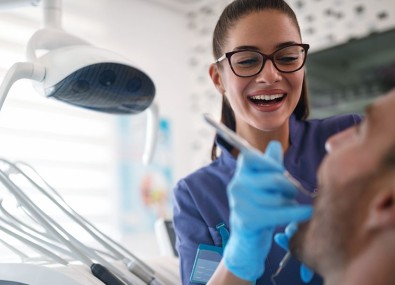 Dentista realizando exame