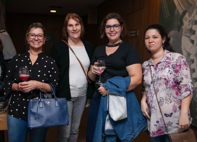 Mulheres sorrindo para uma foto