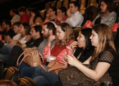 Pessoas comendo pipoca no cinema