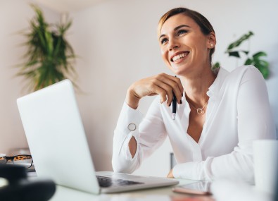 Mulher sorrindo com computador