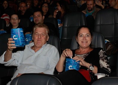 Homem e mulher tirando foto no cinema