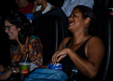 Mulheres rindo no cinema