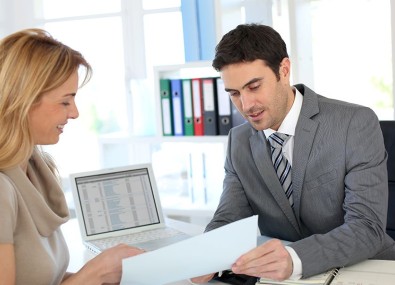 Homem e mulher olhando para um papel