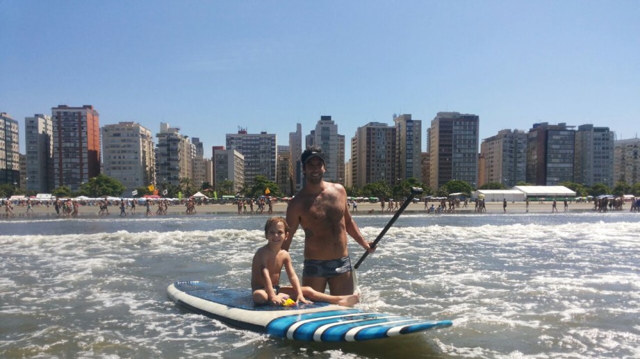 O cirurgião-dentista Fernando Leomil e a prática do stand-up paddle