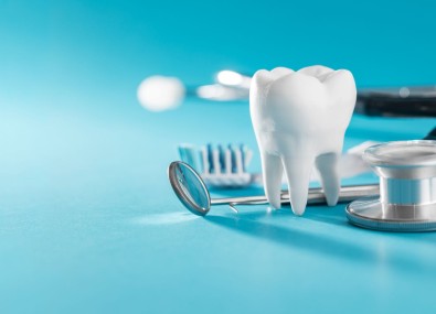 Modelo de dente com equipamentos de dentistas