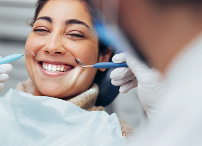 Mulher sorrindo no dentista
