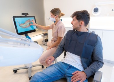 dentista e paciente em consultório com tecnologia de ponta