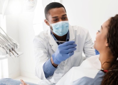 dentista tratando paciente